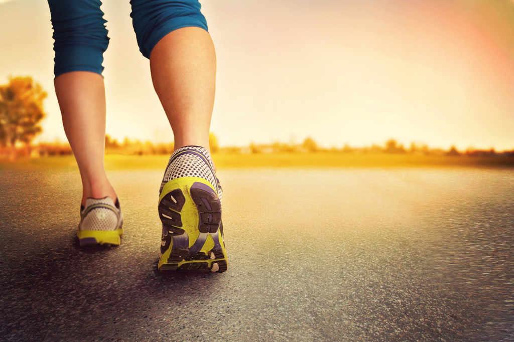 girl-running-2000x1333-wide-wallpapers.net